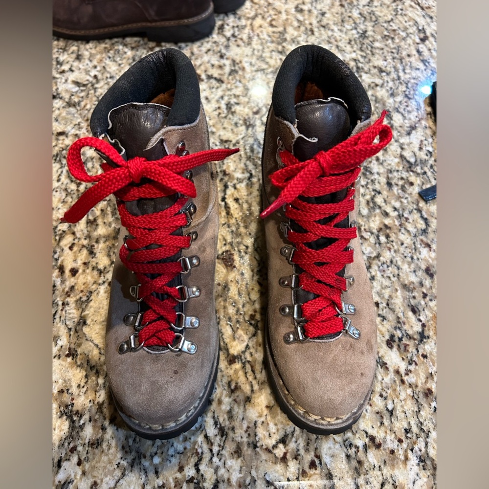 Women’s Garmont vintage classic Brown Hiking Boots with Red Laces size 6.5